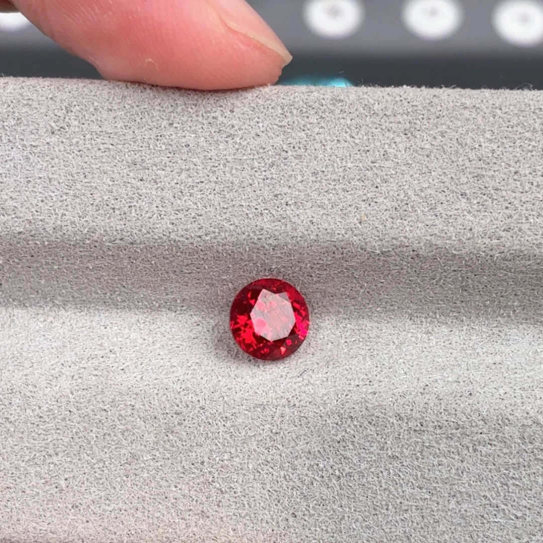 令***羽合成（培育）红宝石裸石1.3ct