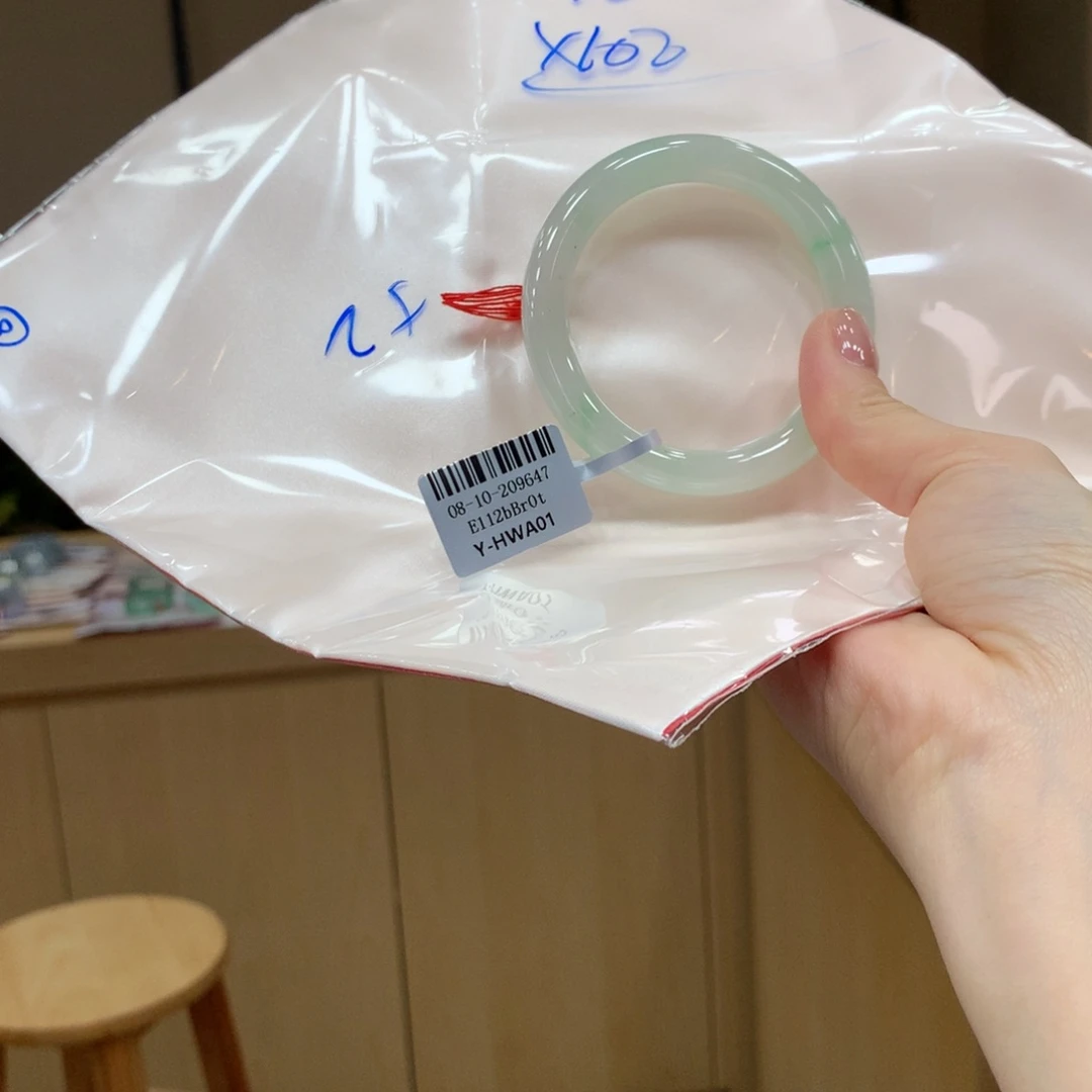 翡翠手镯未镶嵌不退不换