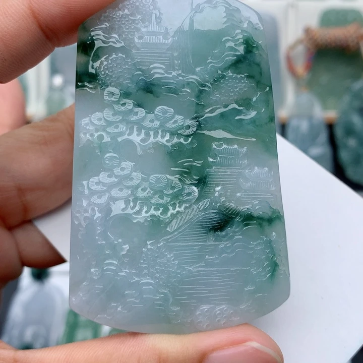 翡翠未镶嵌颈饰山水