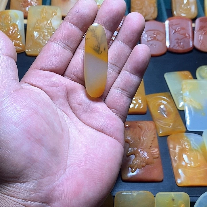 石英质玉（黄龙玉）未镶嵌颈饰