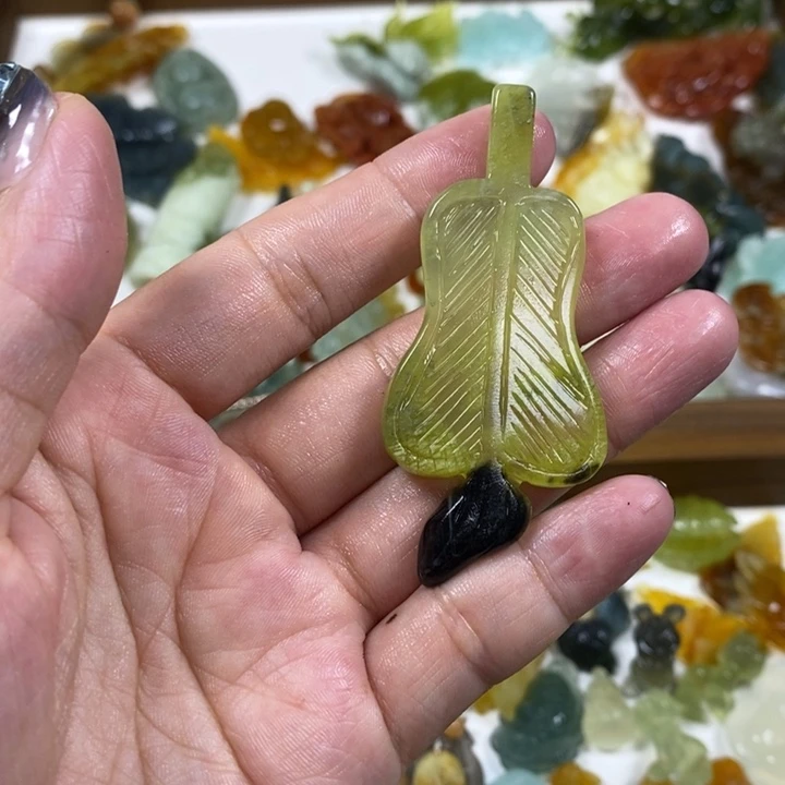 未镶嵌蛇纹石玉吊坠