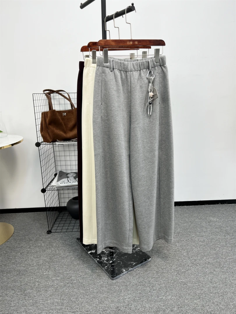 巴黎一站 妈妈呀！《一绝裤》质感爆炸好！慵懒松弛感羊毛弯刀裤