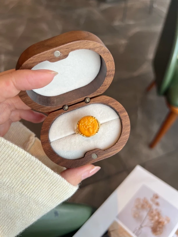天然大蜜蜡鸡黄油扎基拉姆雕刻复古镶嵌925银镀金戒托戒指