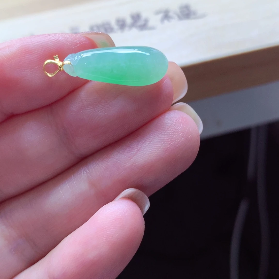 翡翠18K金镶嵌颈饰吊坠