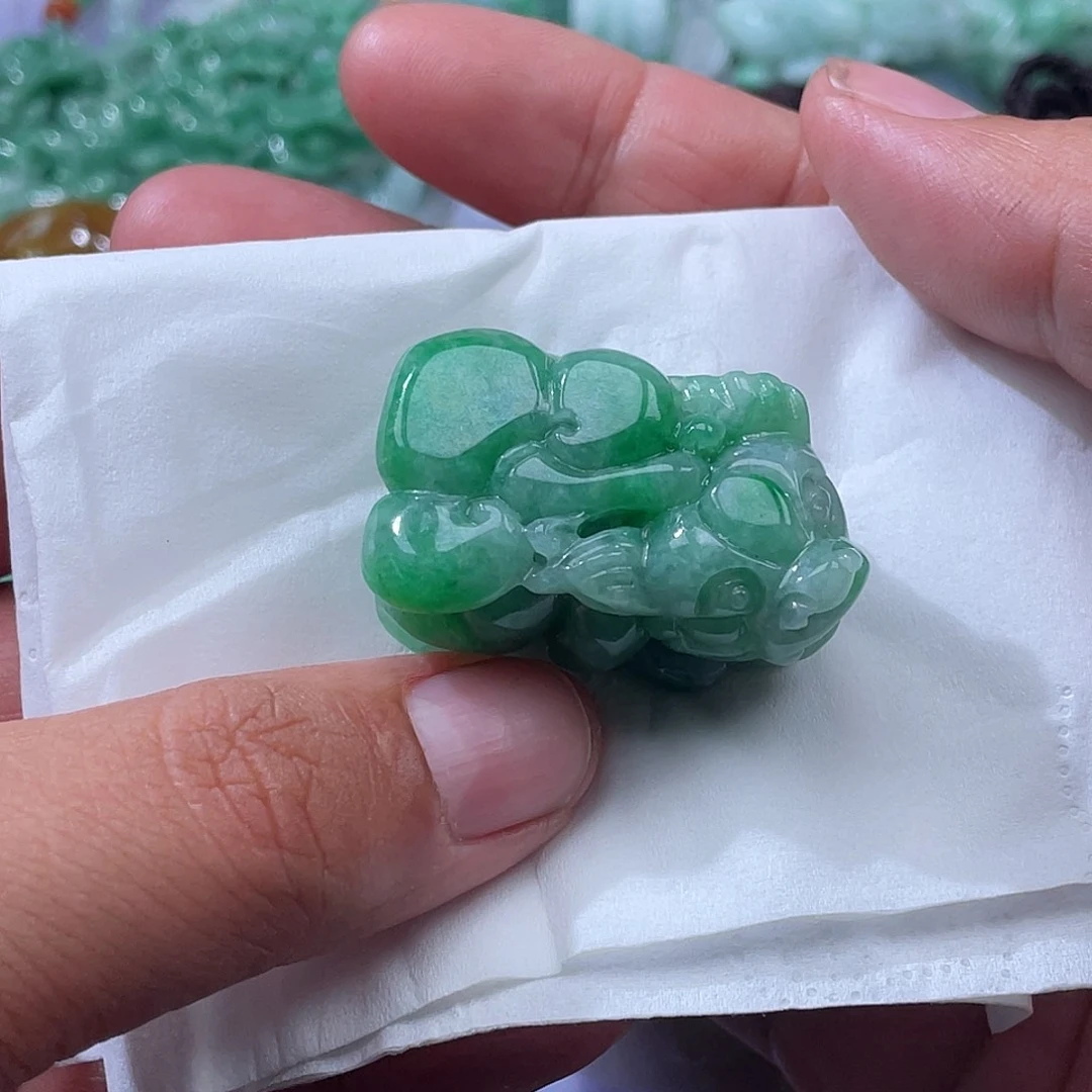 翡翠未镶嵌颈饰小*怪