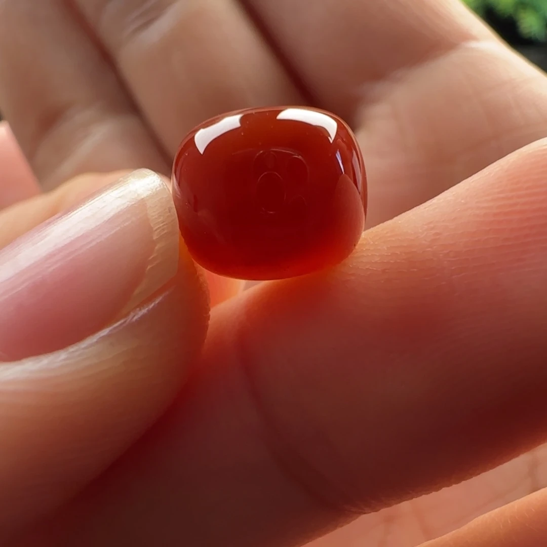 南红玛瑙未镶嵌冰飘老型：10.5x9.0有矿点 有裂