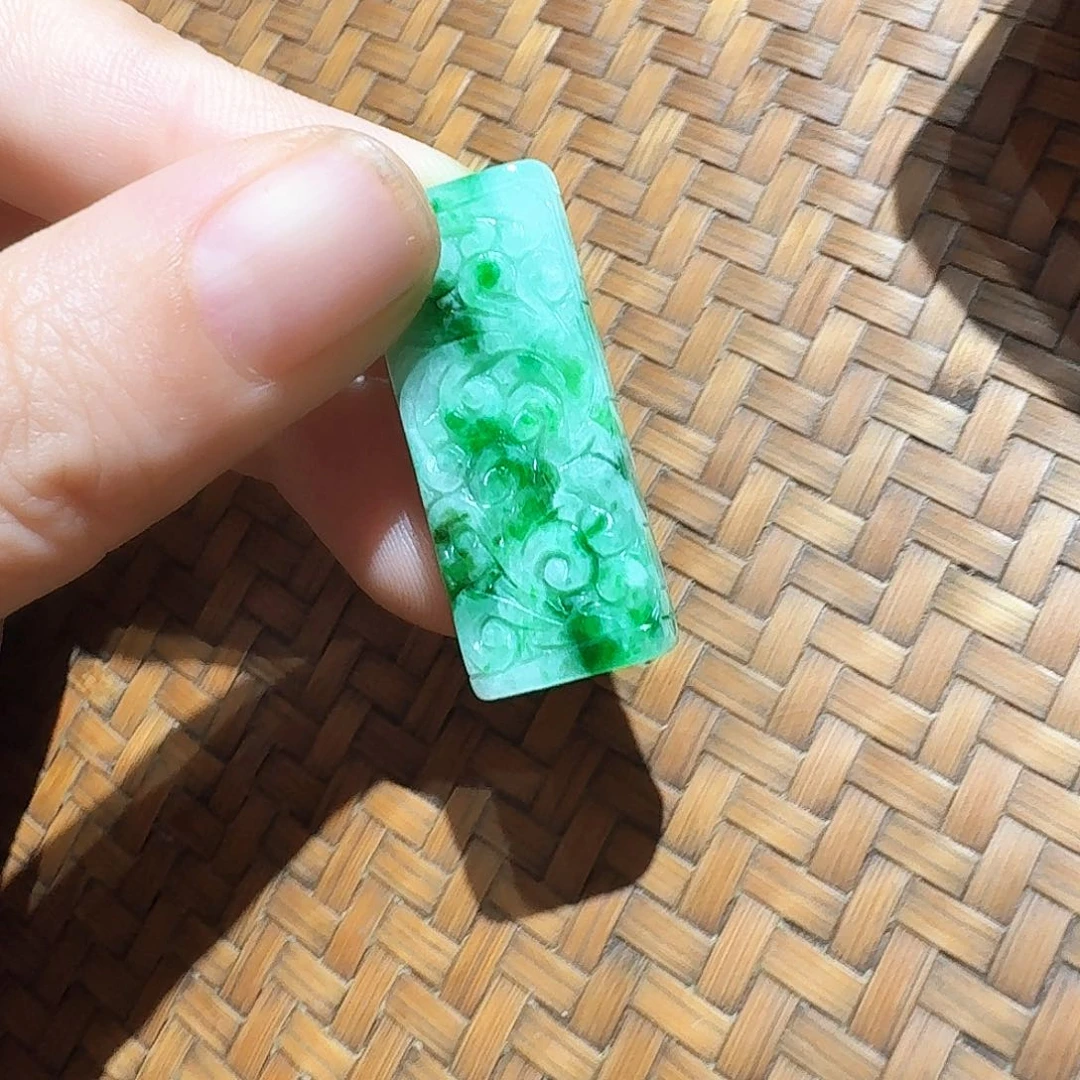 颈饰未镶嵌翡翠个性十足