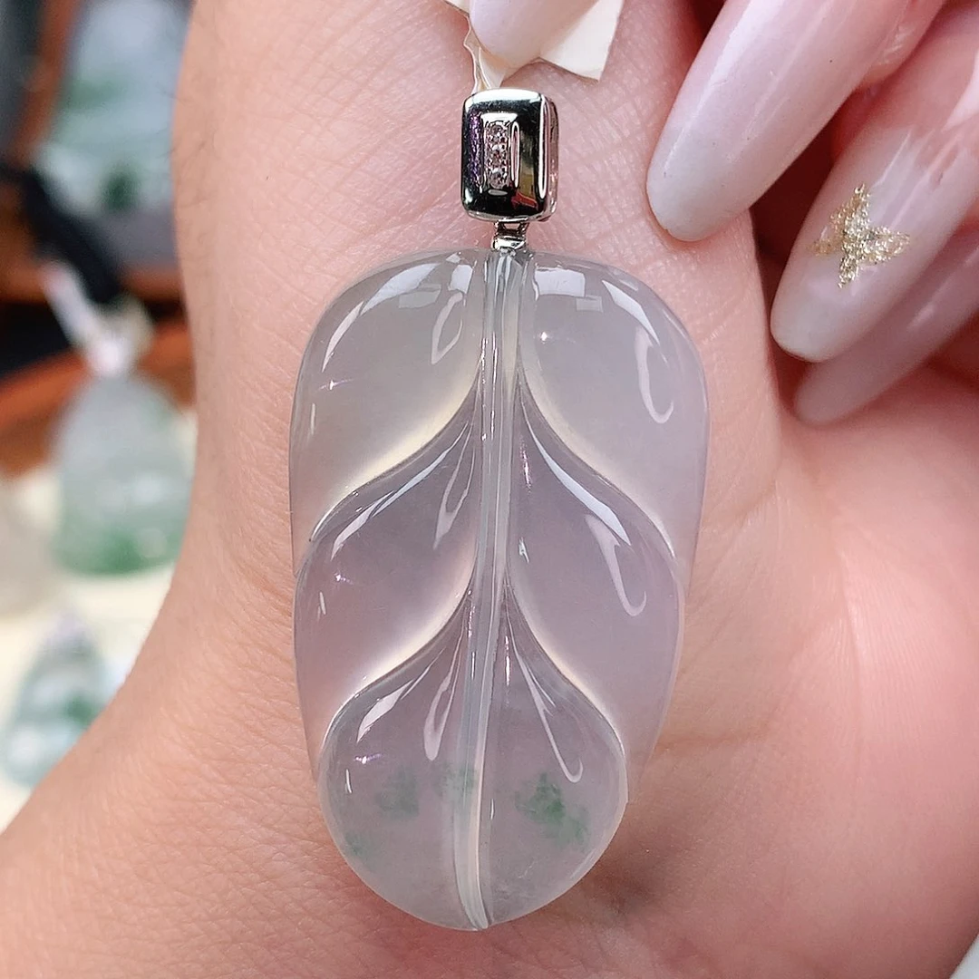 颈饰18K金镶嵌翡翠叶子