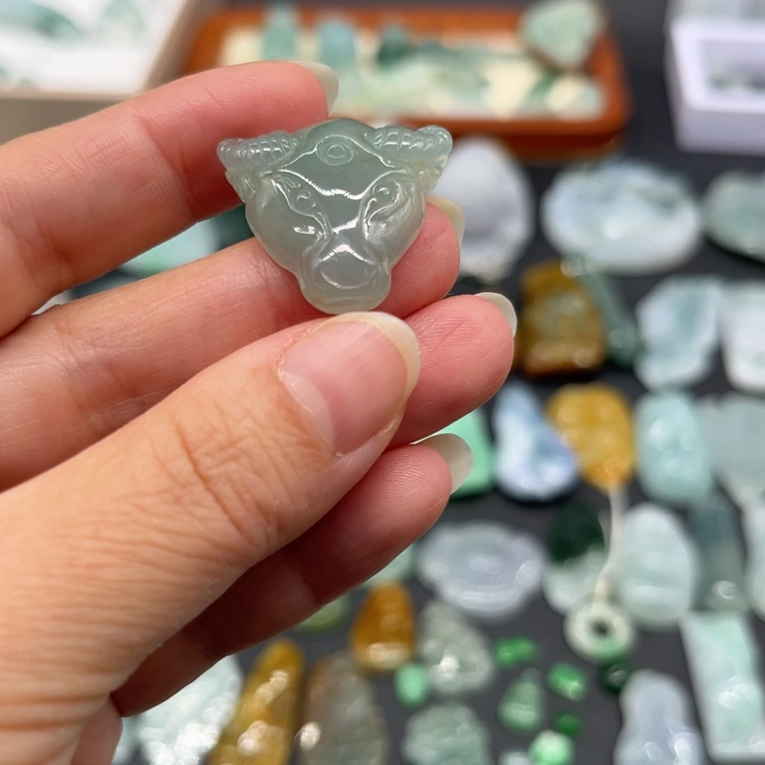 翡翠未镶嵌颈饰牛