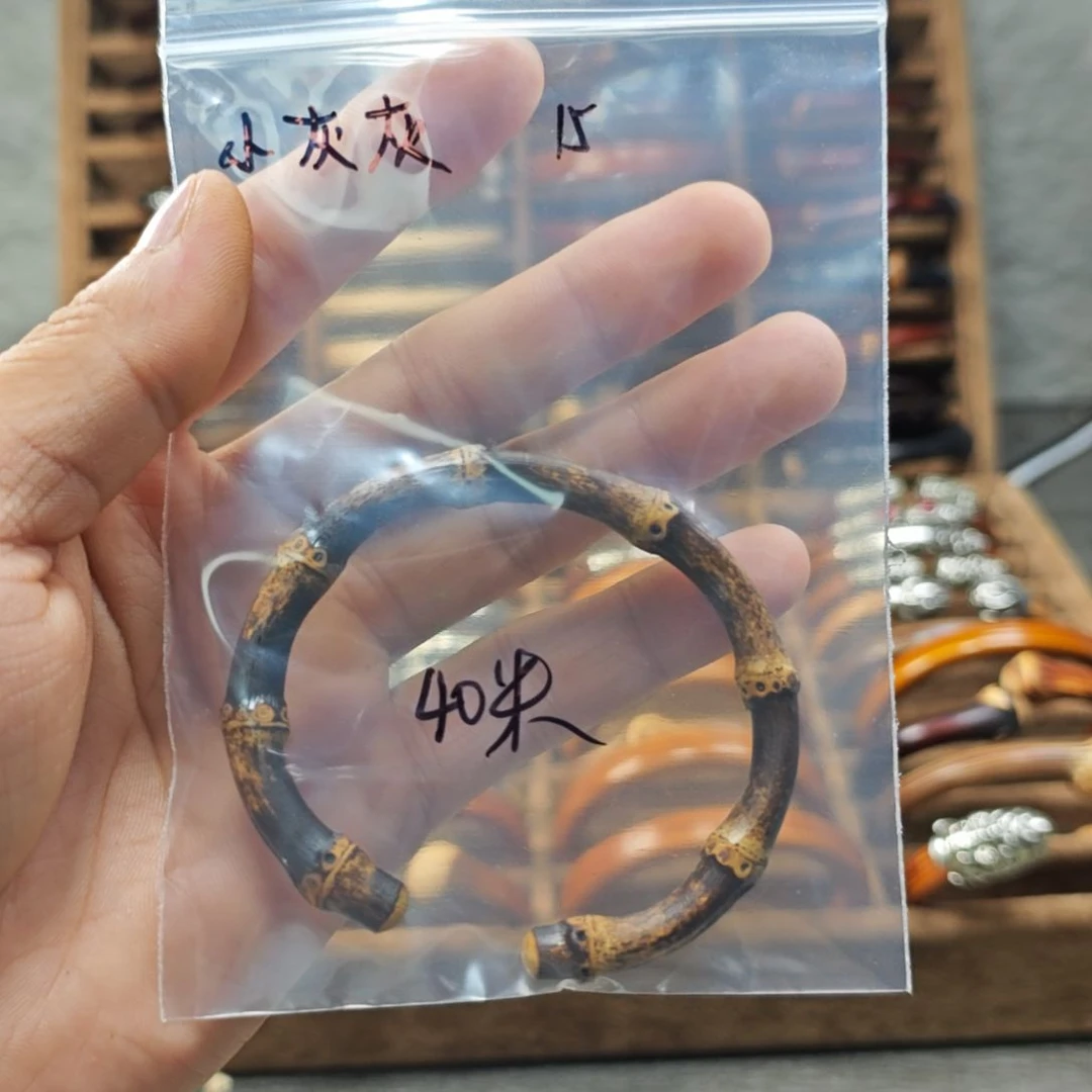 灰***灰木质非金属枣花色。紫竹藤手镯