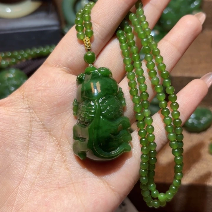 颈饰未镶嵌和田玉（碧玉）