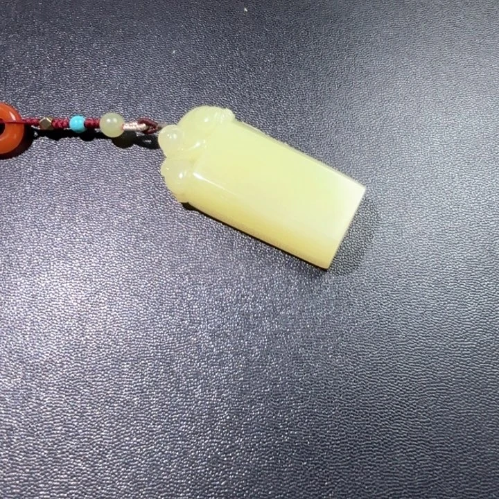 米***色未镶嵌和田玉挂件