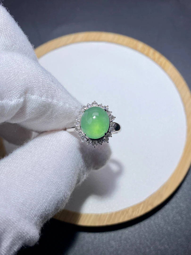 18k金镶嵌缅甸翡翠冰绿蛋面戒指