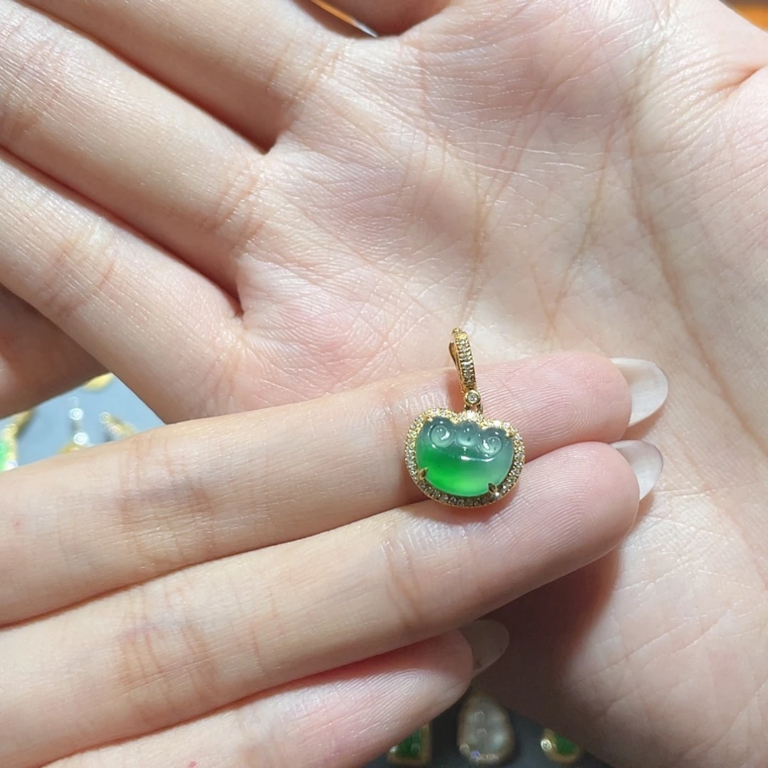 翡翠18K金镶嵌颈饰翡翠