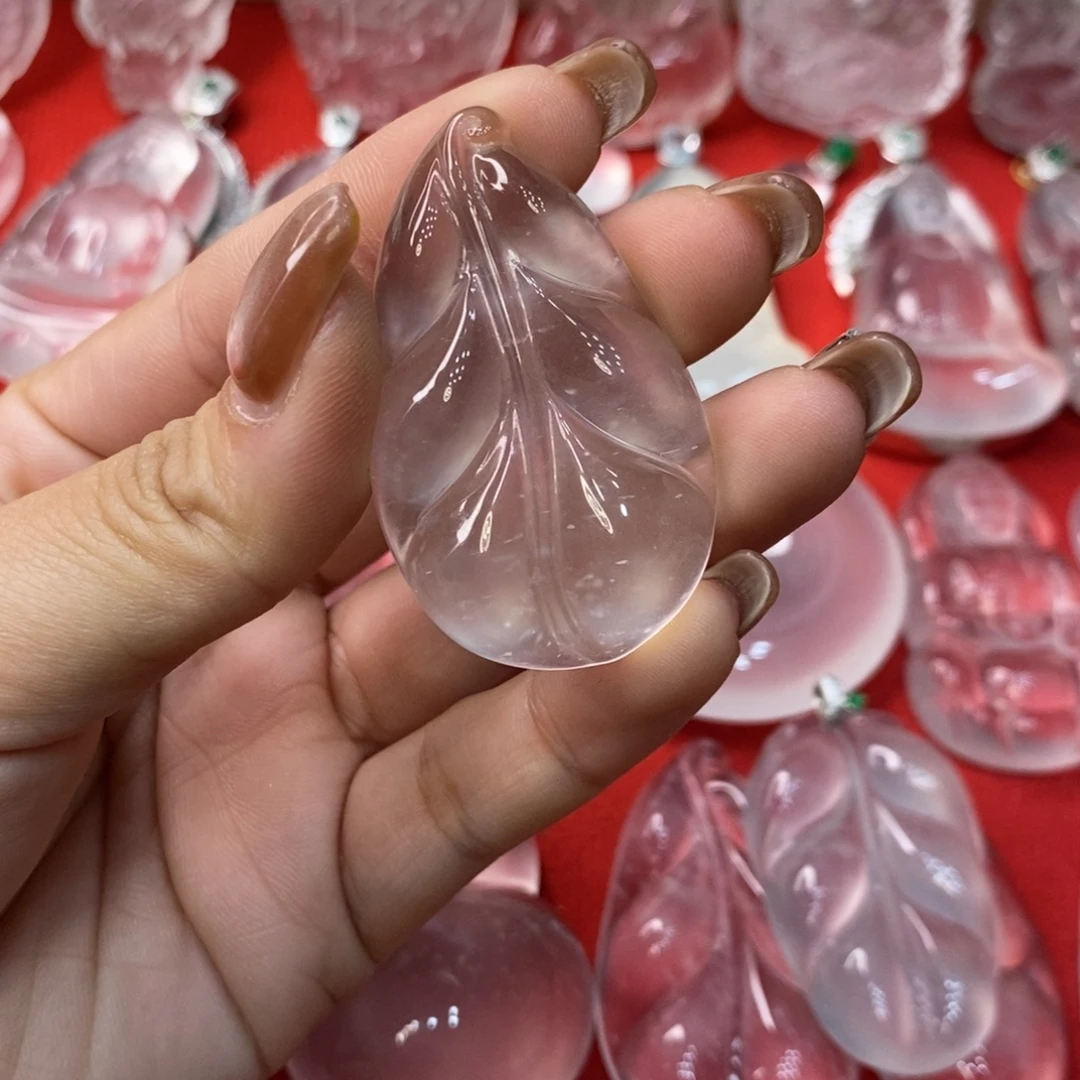 伊****石英质玉未镶嵌吊坠