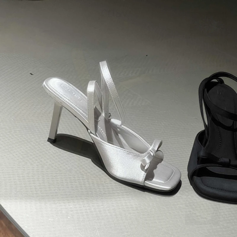 脚腕绊带银色绸缎2025年百搭凉拖鞋细跟露趾女凉鞋气质蝴蝶结高跟