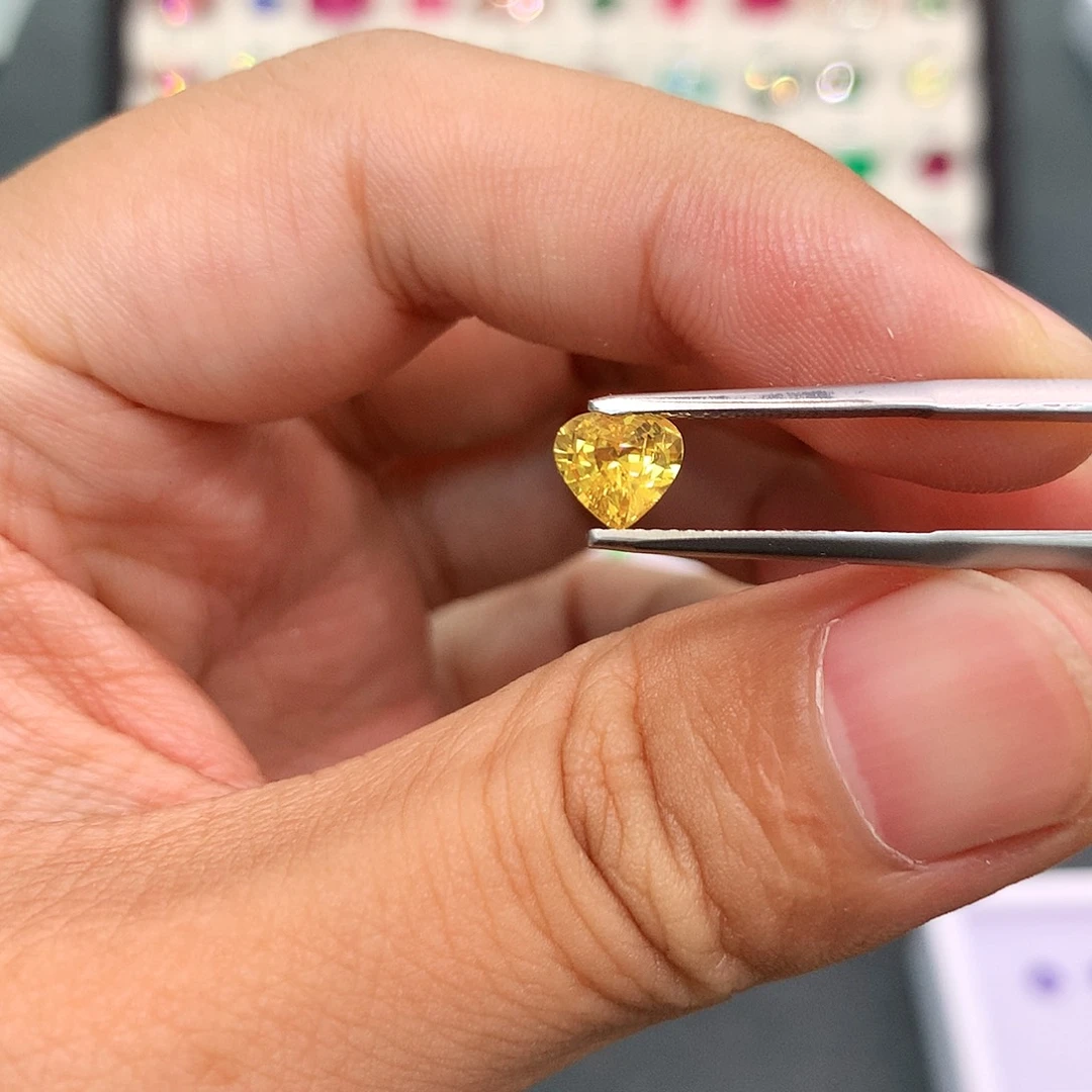 彩色蓝宝石裸石未镶嵌1.02克拉金丝雀