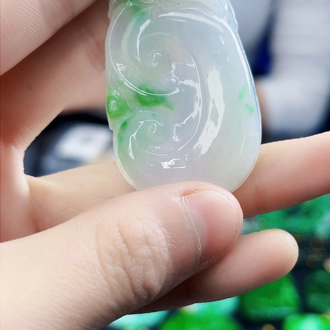 颈饰18K金镶嵌翡翠多样性