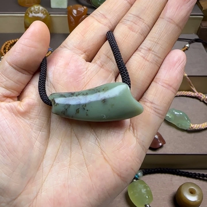 透闪石-蛇纹石玉未镶嵌颈饰