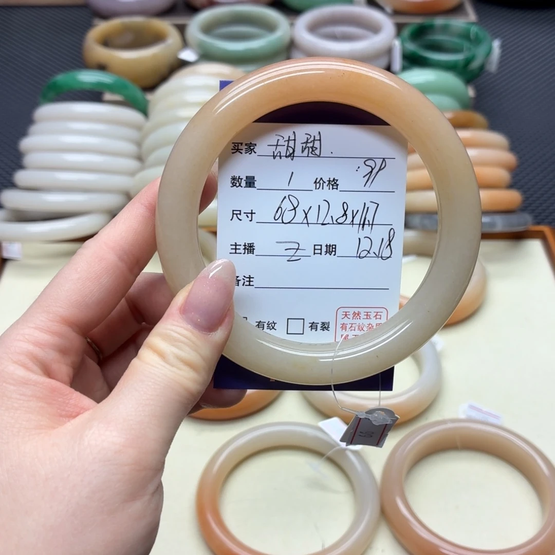 甜***甜石英质玉未镶嵌手镯