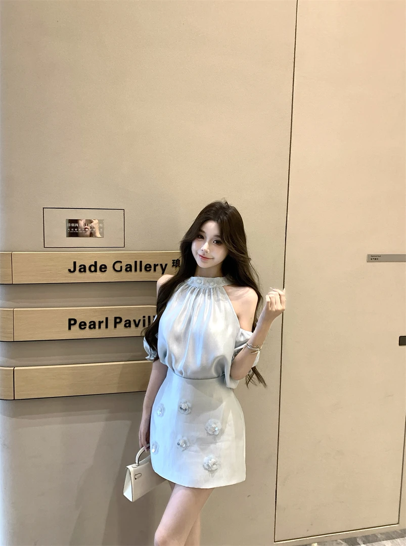 千金感气质纯欲露肩挂脖短袖上衣设计感立体订花包臀半裙时尚套装