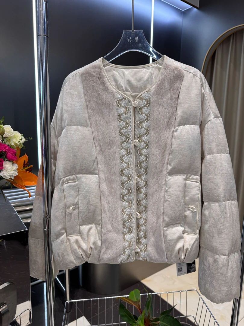 2025秋冬新款时尚百搭休闲显瘦圆领长袖鹅绒羽绒服女