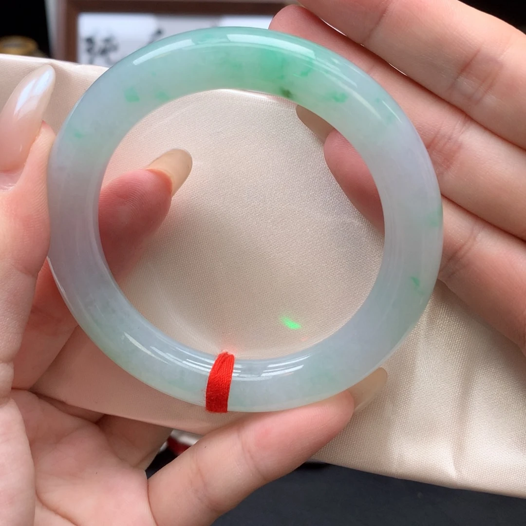 翡翠手镯未镶嵌飘绿花56圆条