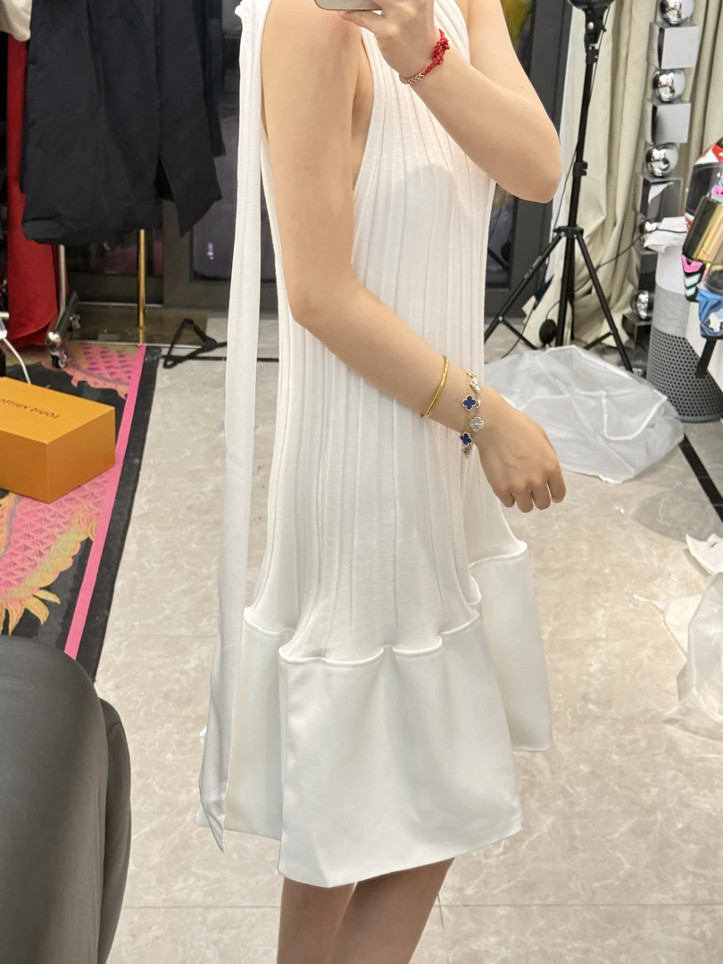 挂脖露肩连衣裙修身