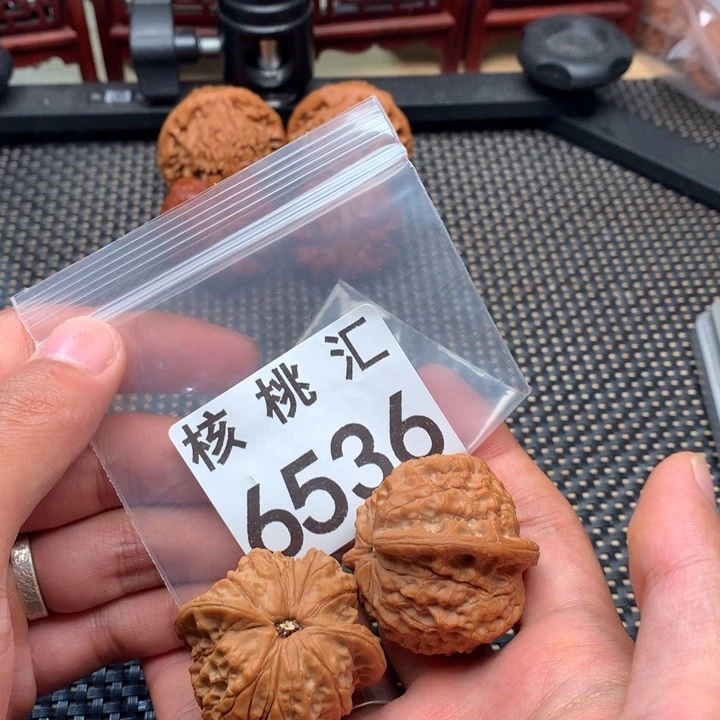 文玩核桃吊坠血麒麟
