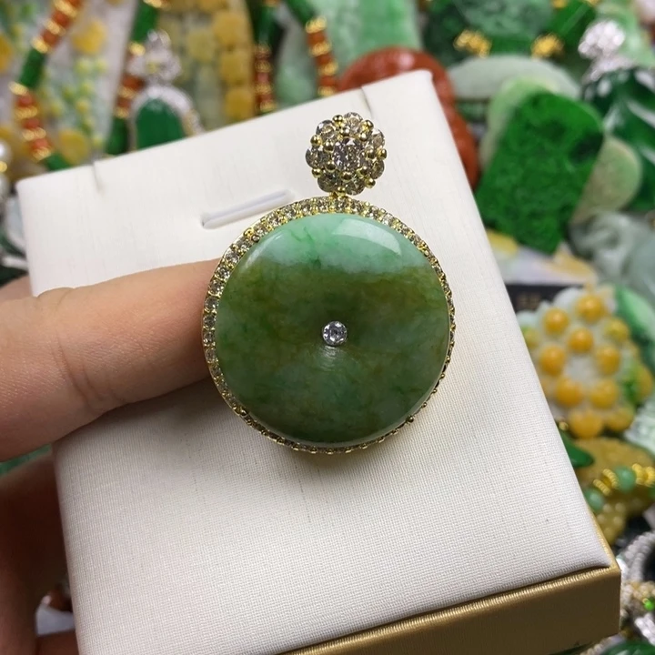 翡翠未镶嵌吊坠(赠链)