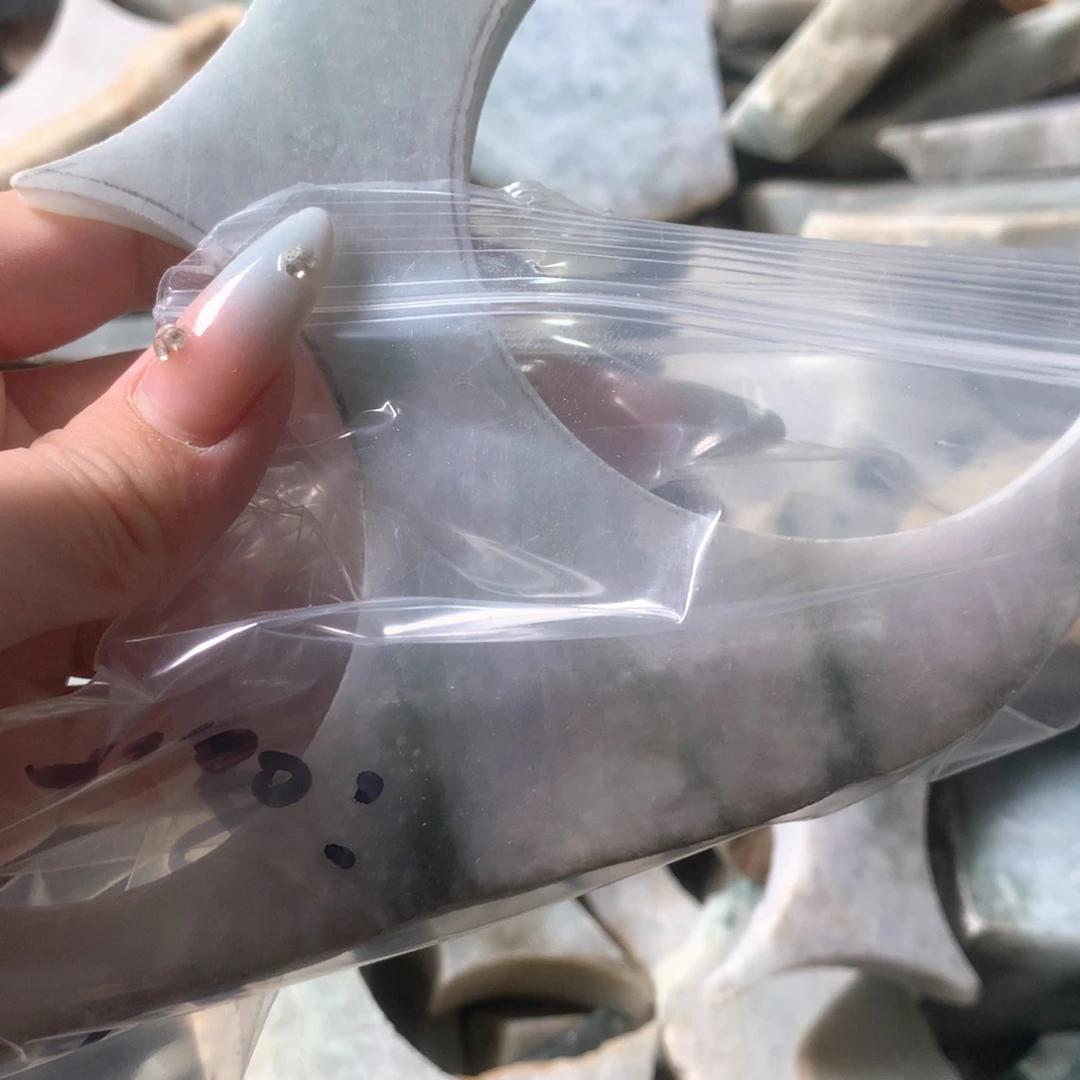 翡翠未镶嵌颈饰，***。