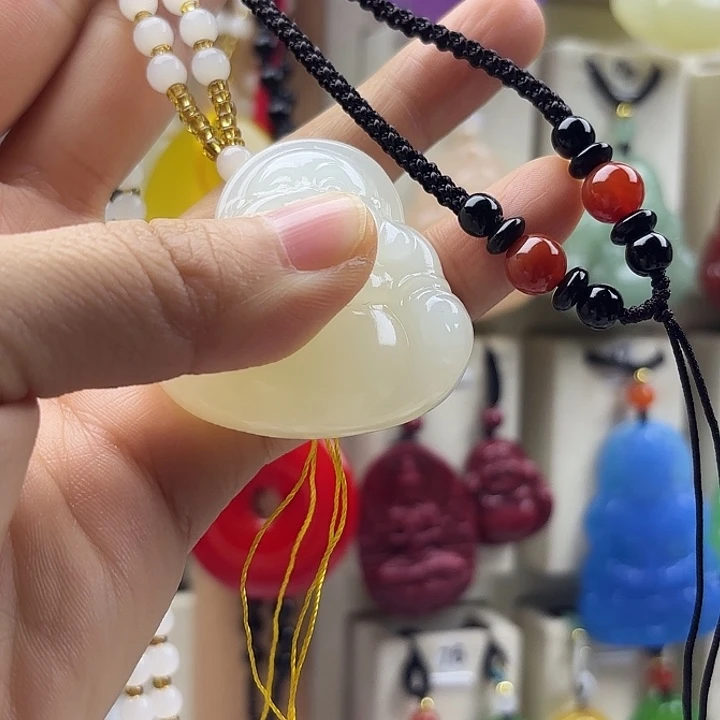 冷****石英质玉未镶嵌颈饰