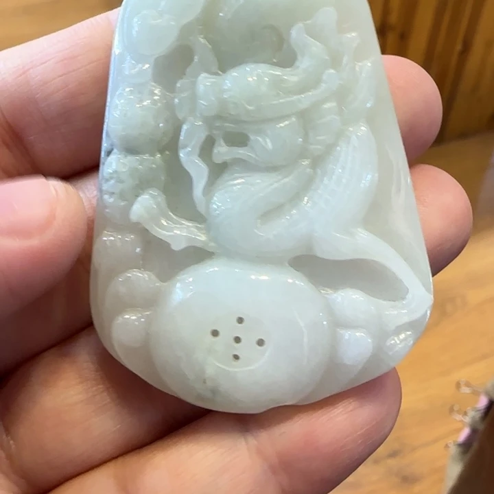 翡翠未镶嵌颈饰翡翠龙牌 瑕