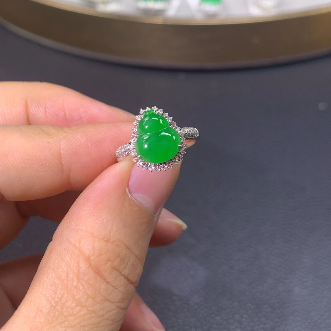 翡翠戒指18K金镶嵌翡翠