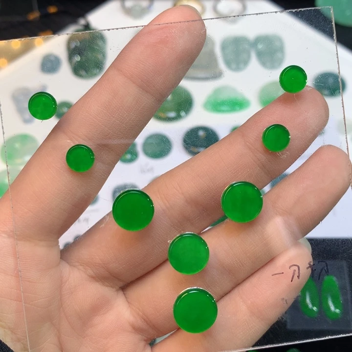 小***主翡翠挂件未镶嵌翡翠圆牌8颗