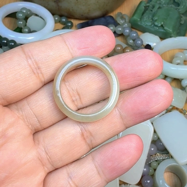 未镶嵌戒指和田玉