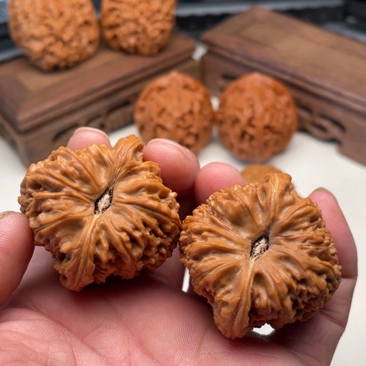 ****理核桃凹底球将文玩核桃