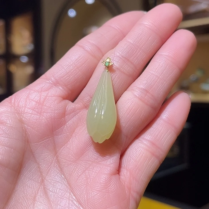 颈饰18K金镶嵌和田玉玉兰花