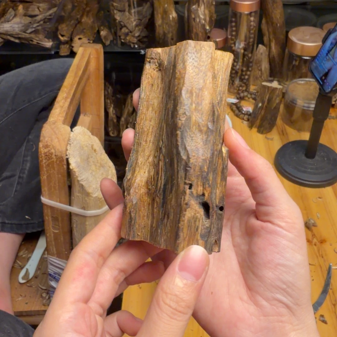 沉香碎屑沉香蓝宝石50克