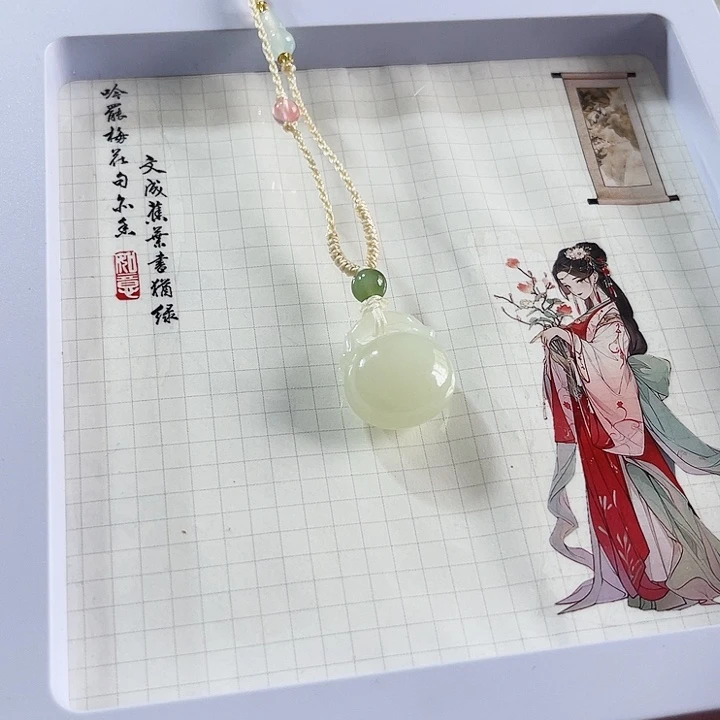 猪***子和田玉未镶嵌颈饰