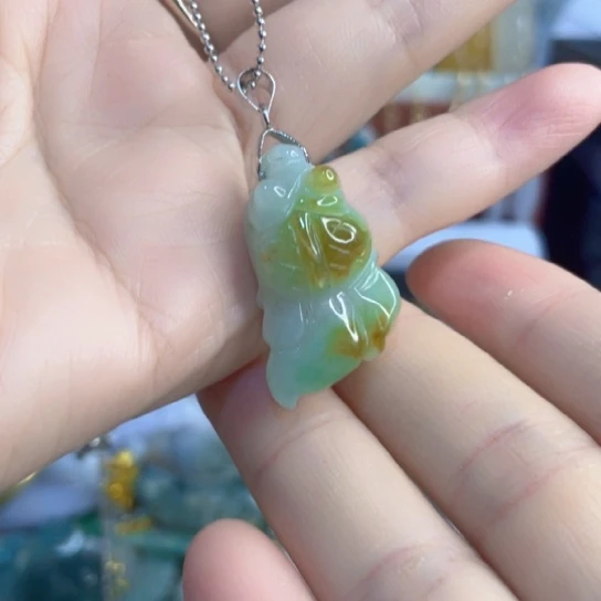 翡翠未镶嵌颈饰小金鱼吊坠