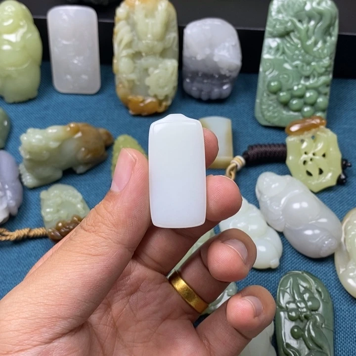 清***露未镶嵌和田玉挂件