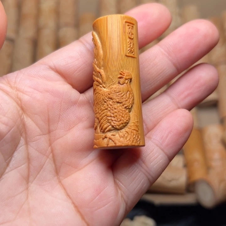 艳***天实心竹雕刻手把件