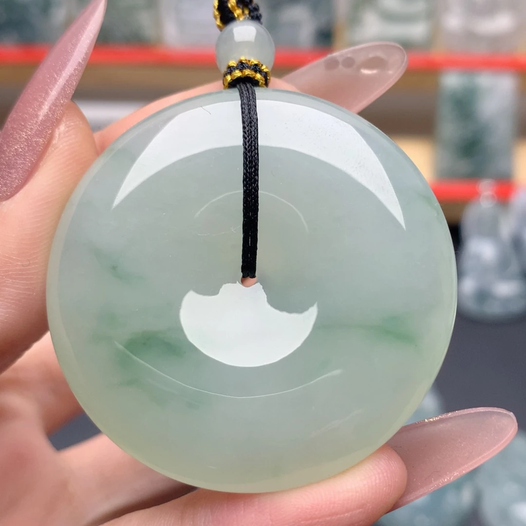 有***座翡翠未镶嵌颈饰平安扣