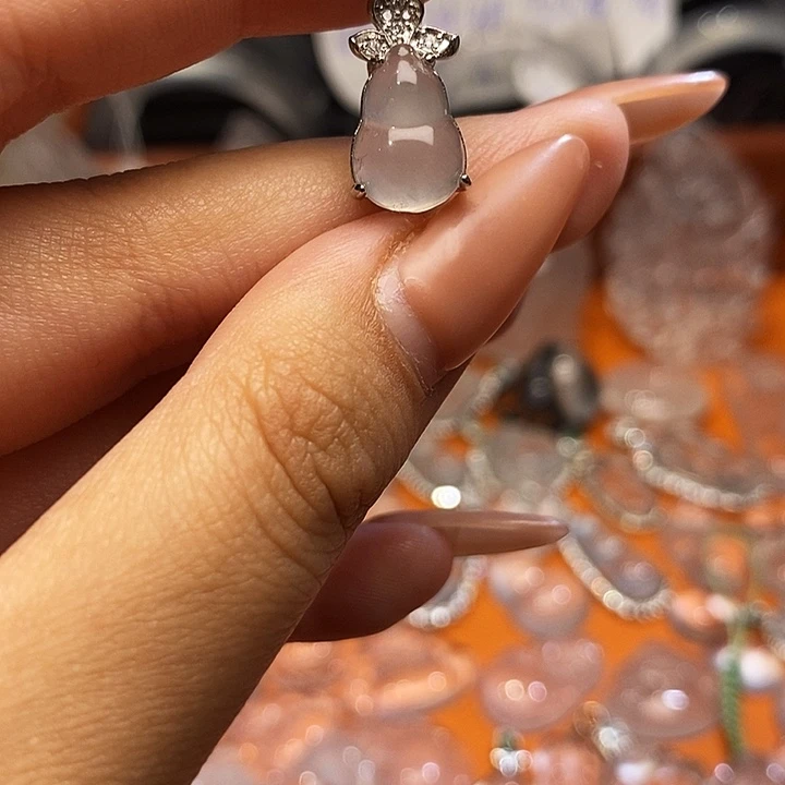 石英质玉合金颈饰
