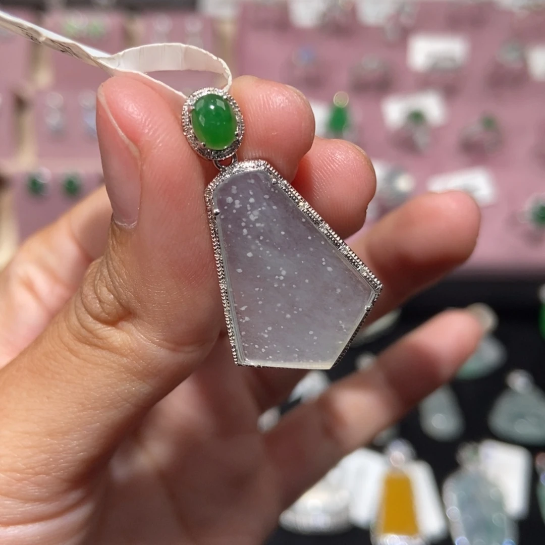 翡翠18K金镶嵌颈饰纯天然缅甸翡翠A货无事牌