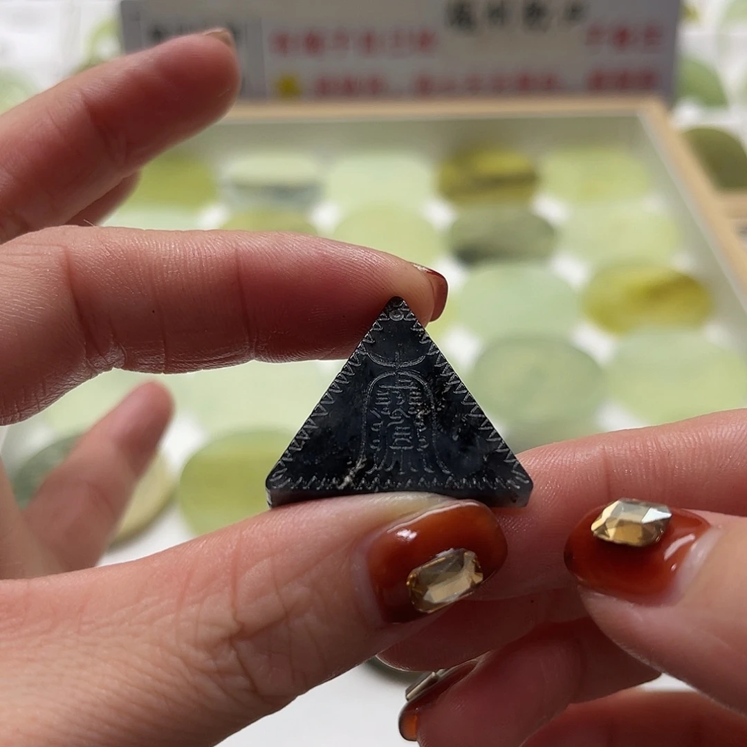 蛇纹石玉未镶嵌颈饰随机发