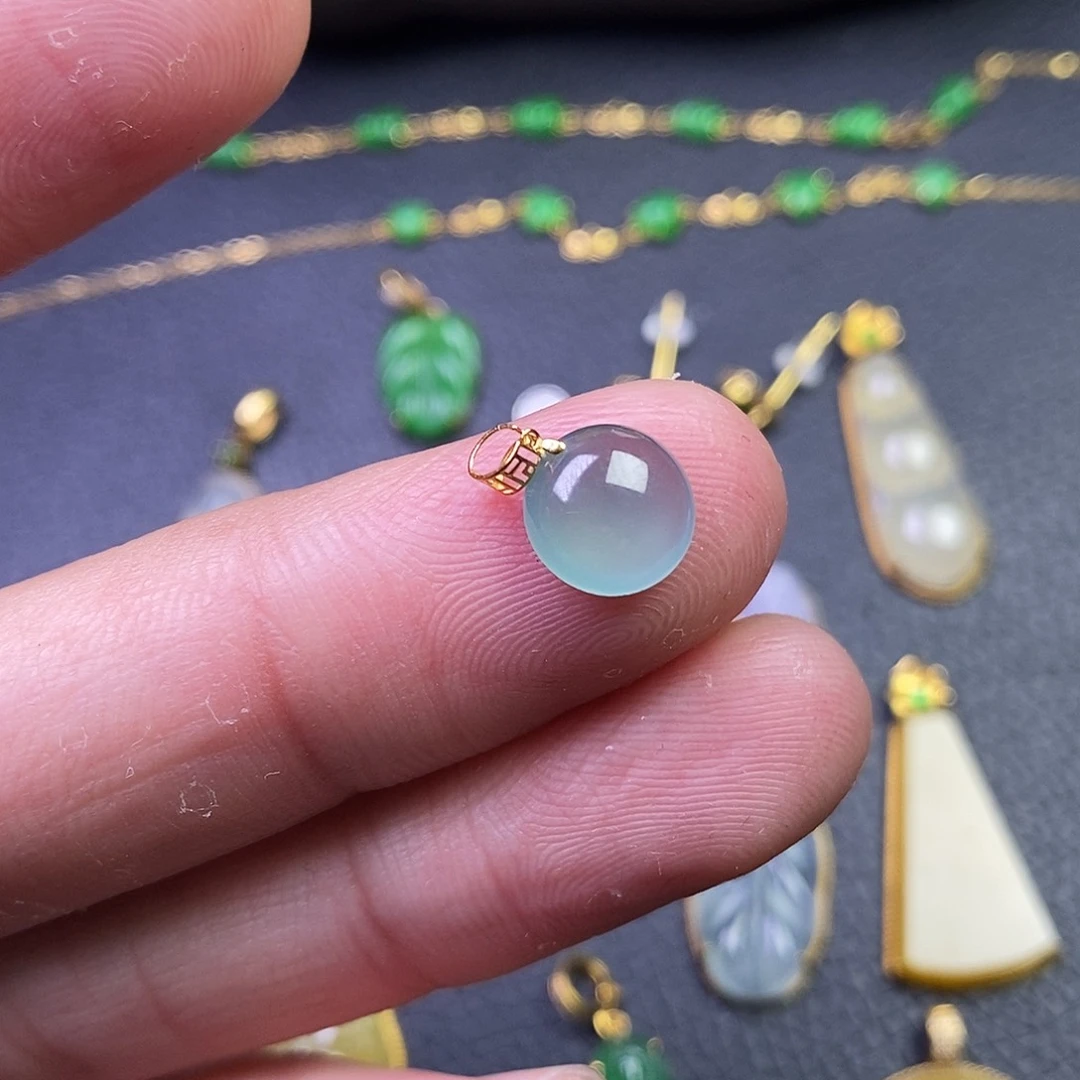 颈饰18K金镶嵌翡翠