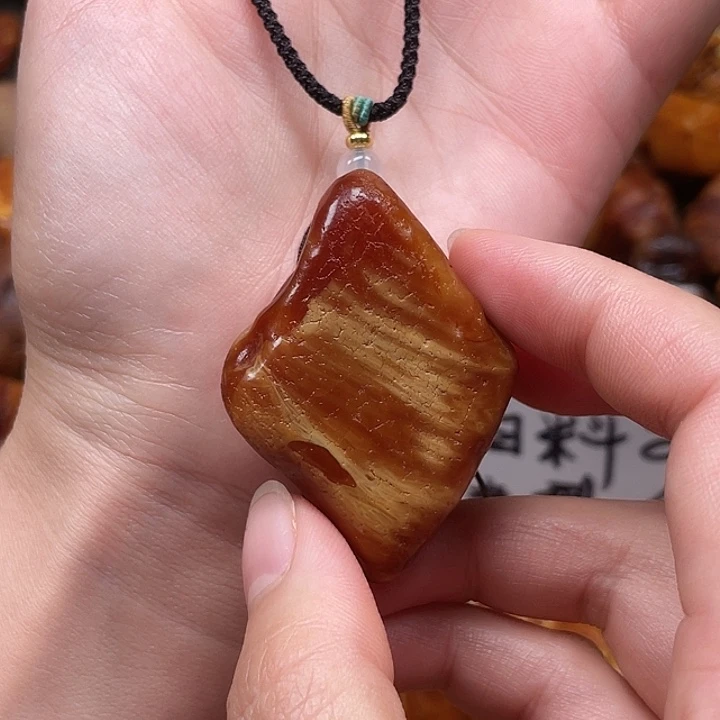 欢***星定制琥珀订制妖花蜡原石挂件