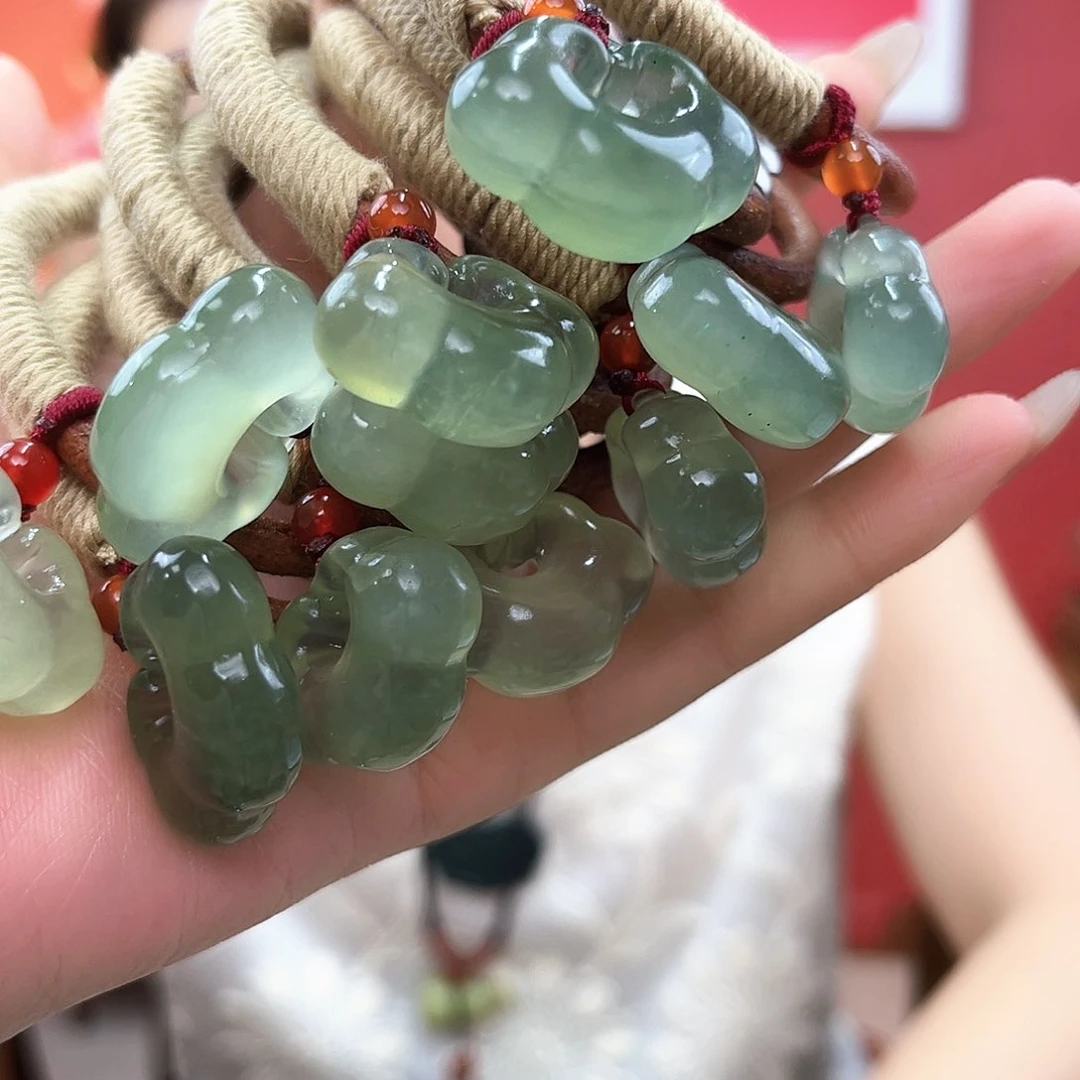 未镶嵌蛇纹石玉手链云手牌